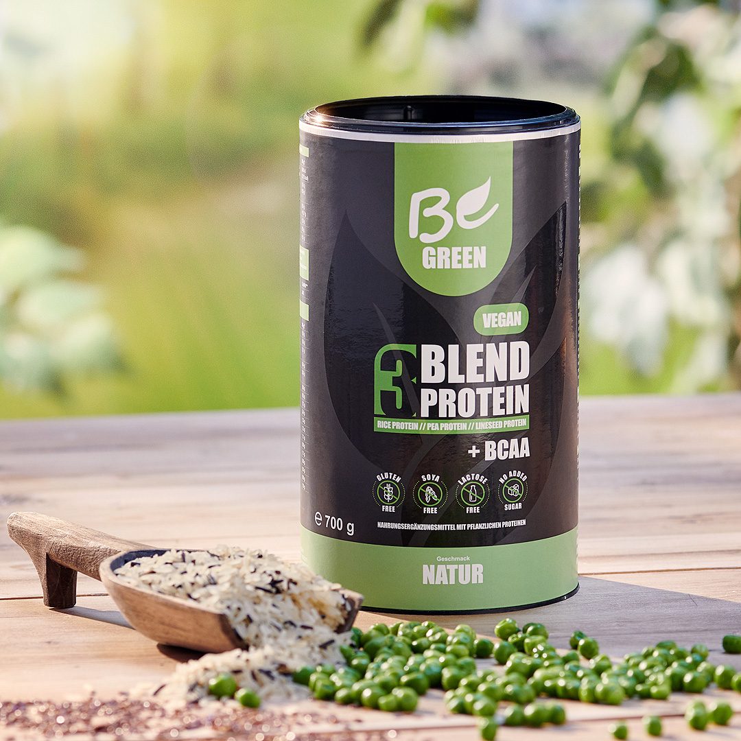 BeGreen 3Blend veganes Proteinpulver Natur mit Saaten und Hülsenfrüchten auf einem Holztisch