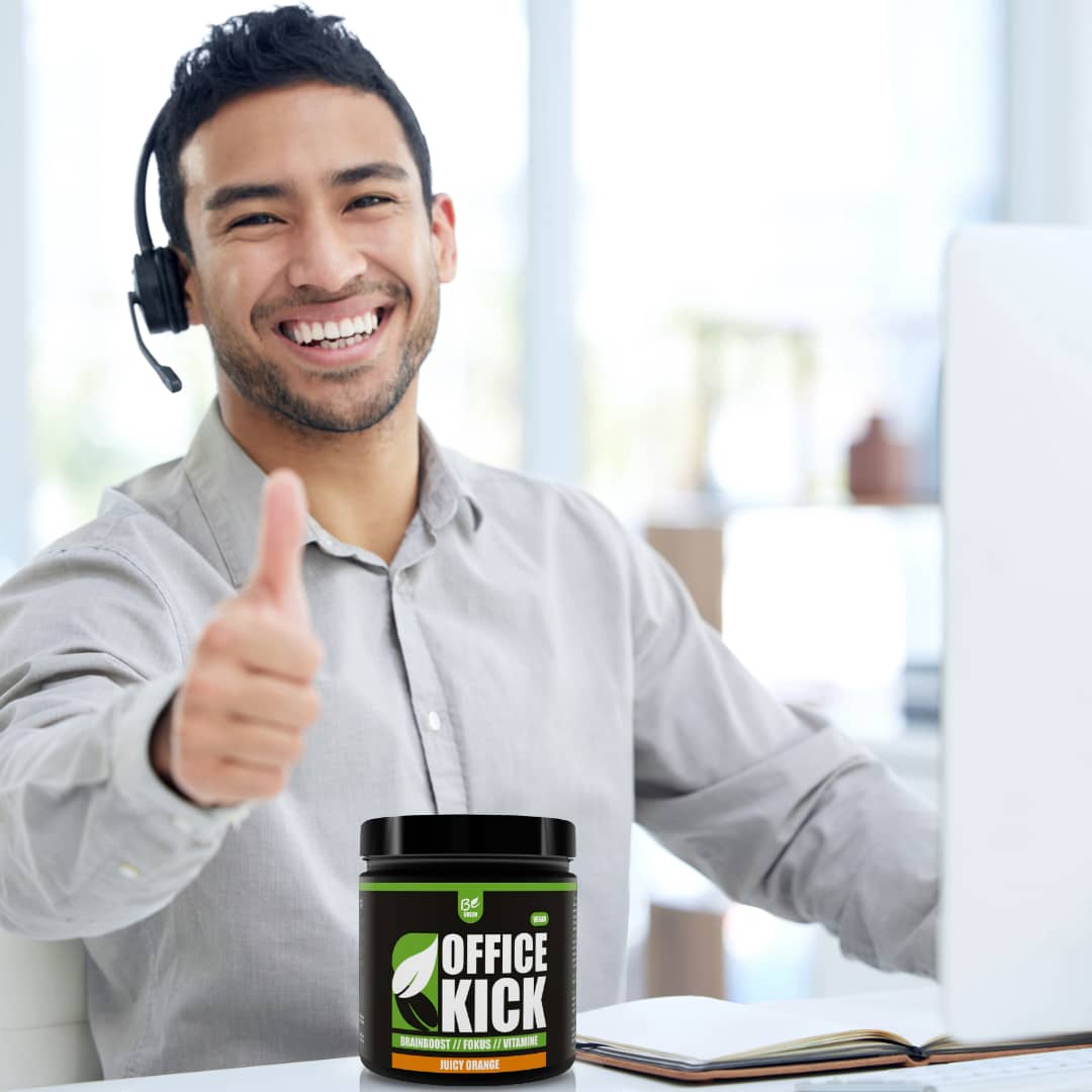 Mann im Büro mit Headset und Office Kick Dose zeigt Daumen hoch