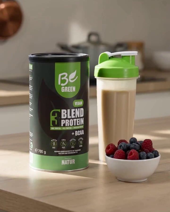 BeGreen 3Blend veganes Proteinpulver neben Shaker und Beeren auf der Küchenarbeitsplatte